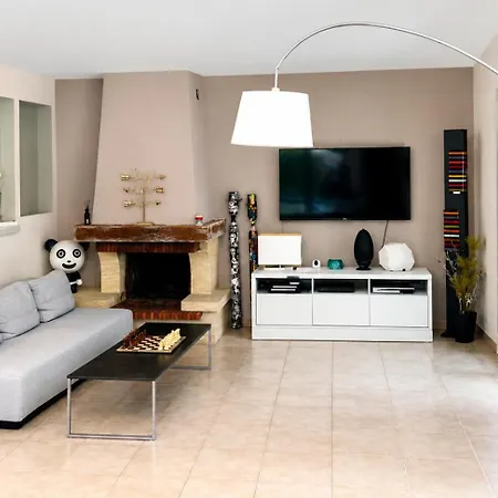 Elegant 4-5 Bedrooms Walk To Palais & Beaches Villa