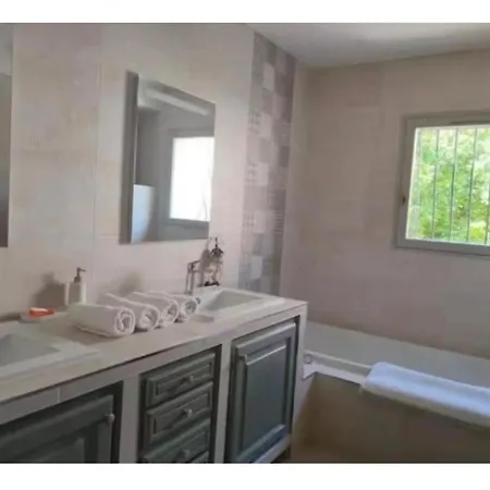 Elegant 4-5 Bedrooms Walk To Palais & Beaches Villa *