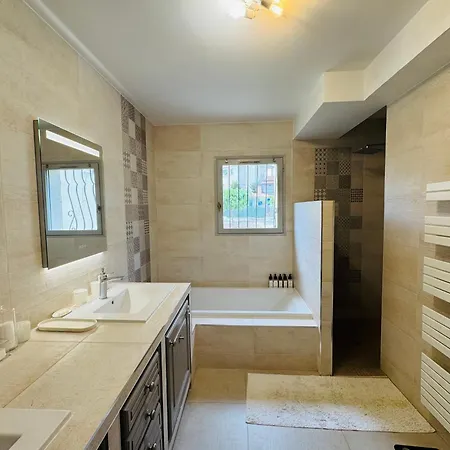 Elegant 4-5 Bedrooms Walk To Palais & Beaches Villa *